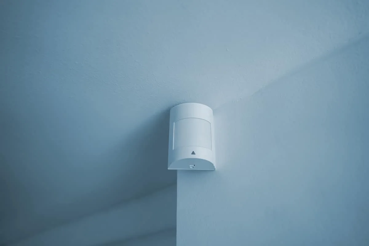 Come funziona un sensore di movimento e come impedire i falsi allarmi