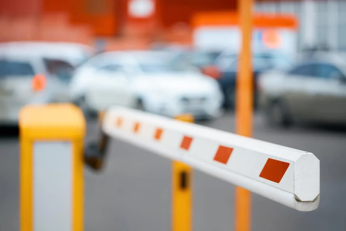 Regolare il traffico veicolare industriale con le barriere automatiche